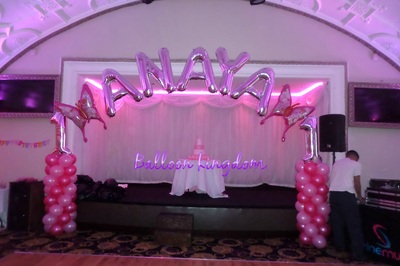 spiral columns with name balloon arch at venue 5
