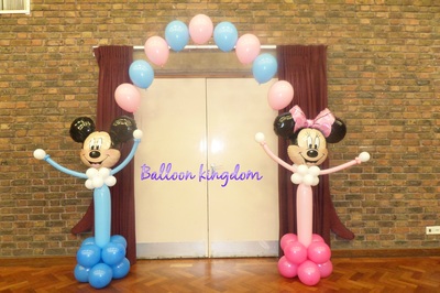 Mickey and minnie balloon arch