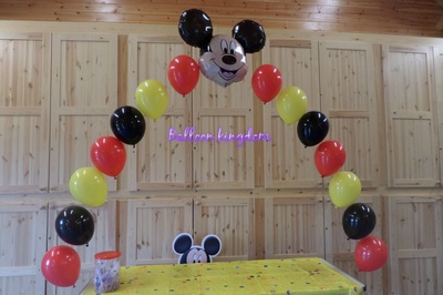 balloon arch with mickey mouse centre 