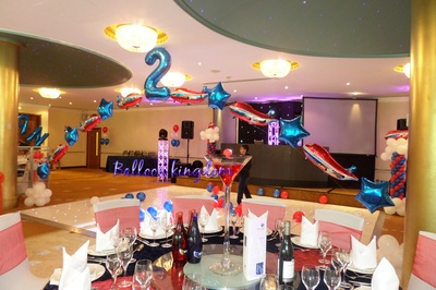 aeroplane and stars foil balloon arch