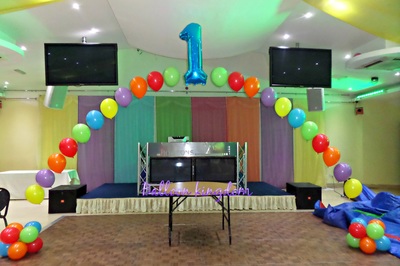 large pearl arch with foil balloon centre