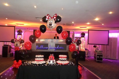cake table pearl balloon arch with minnie mouse foil centre 