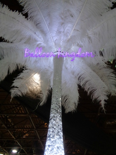 white ostrich feather centerpiece hire