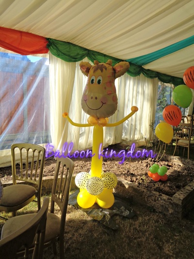 giraffe balloon scuplture