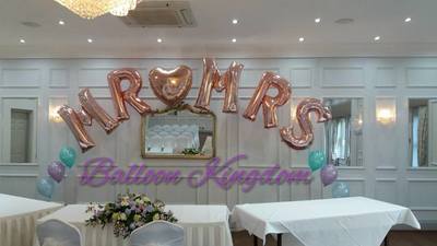 Mr & Mrs rose gold foil letter balloon arch